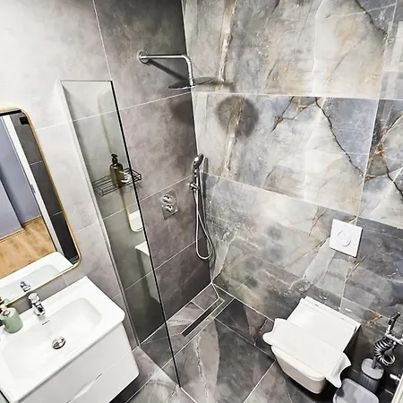 Daisy Centre מלון דירות טיראנה